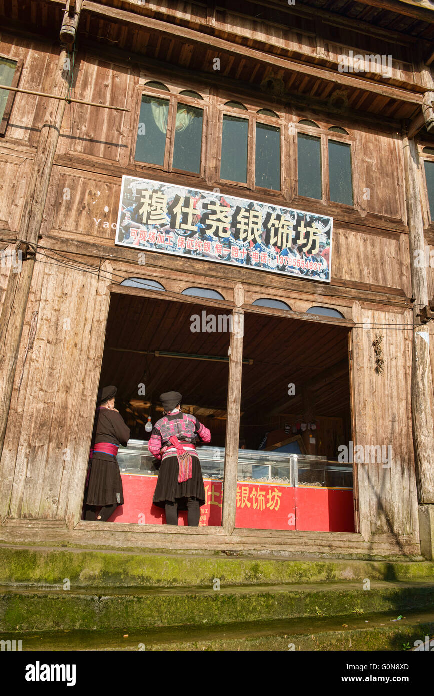 Yao-Frauen im Dorfladen, Dazhai, Guangxi autonome Region, China Stockfoto