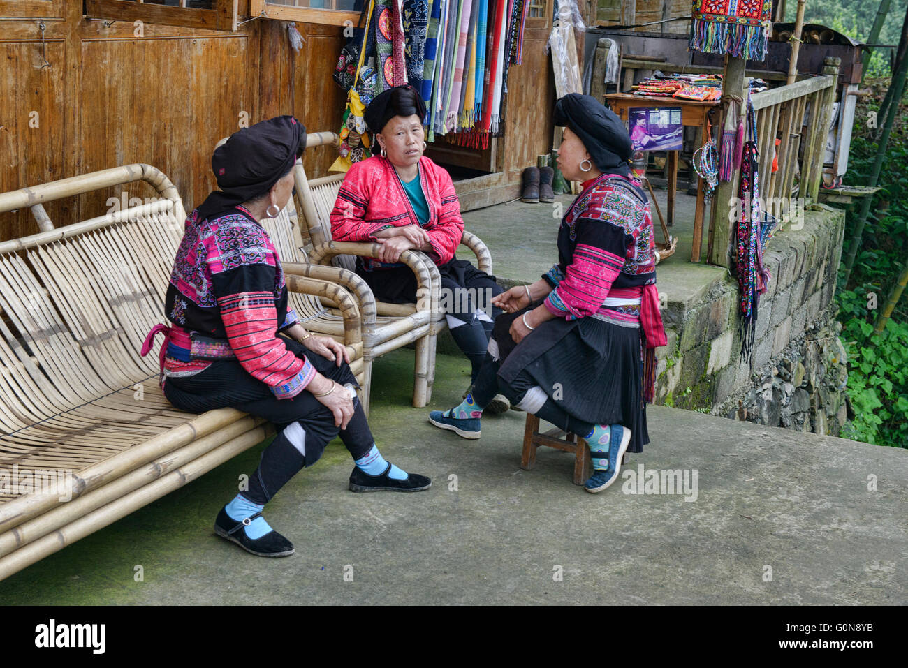 Yao Frauen chatten, Dazhai Village, autonome Region Guangxi, China Stockfoto