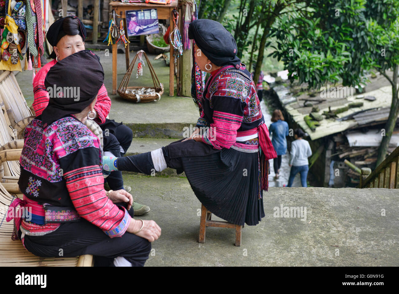 Yao Frauen chatten, Dazhai Village, autonome Region Guangxi, China Stockfoto