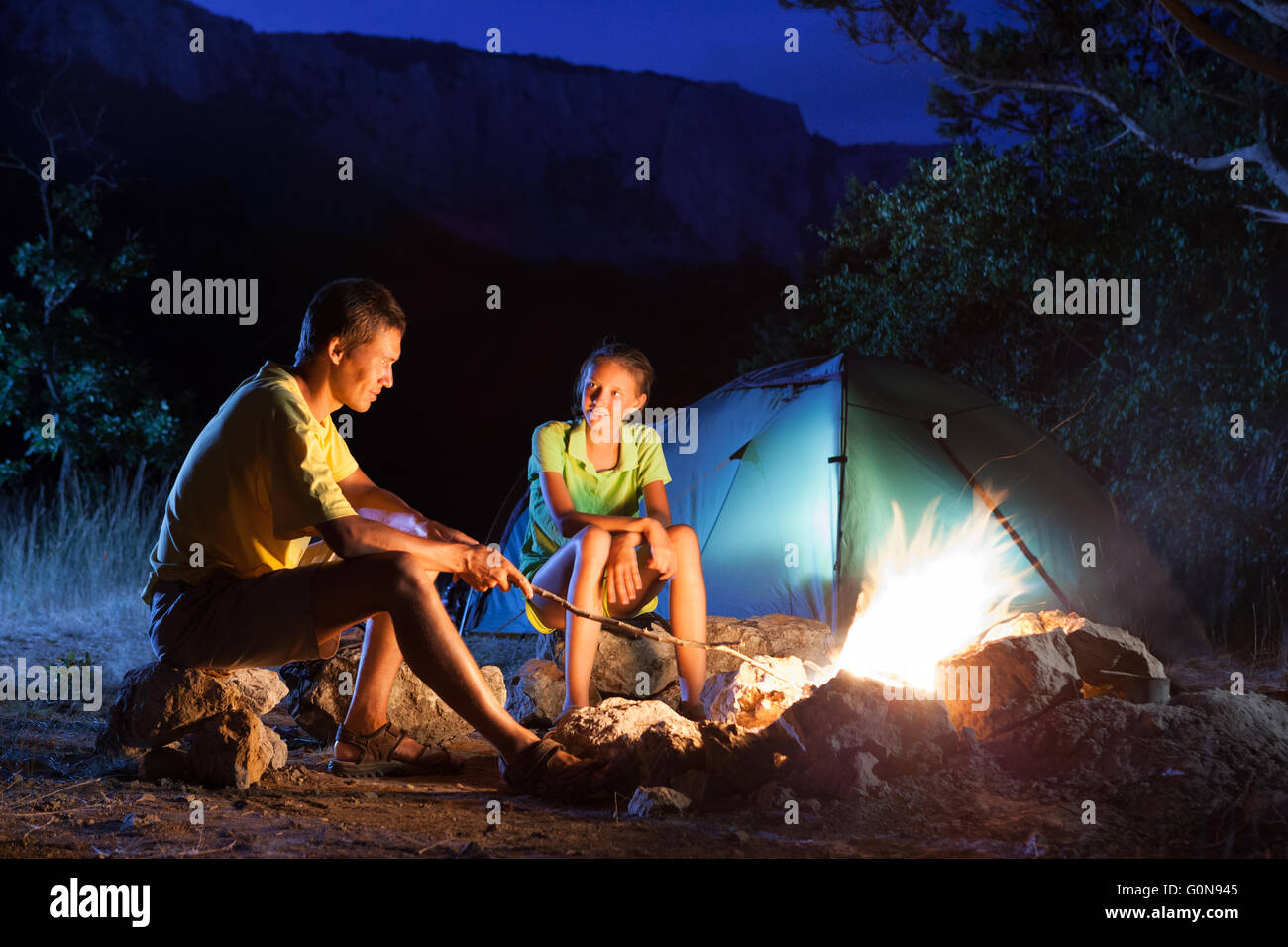 Camping mit Lagerfeuer am Abend Stockfoto