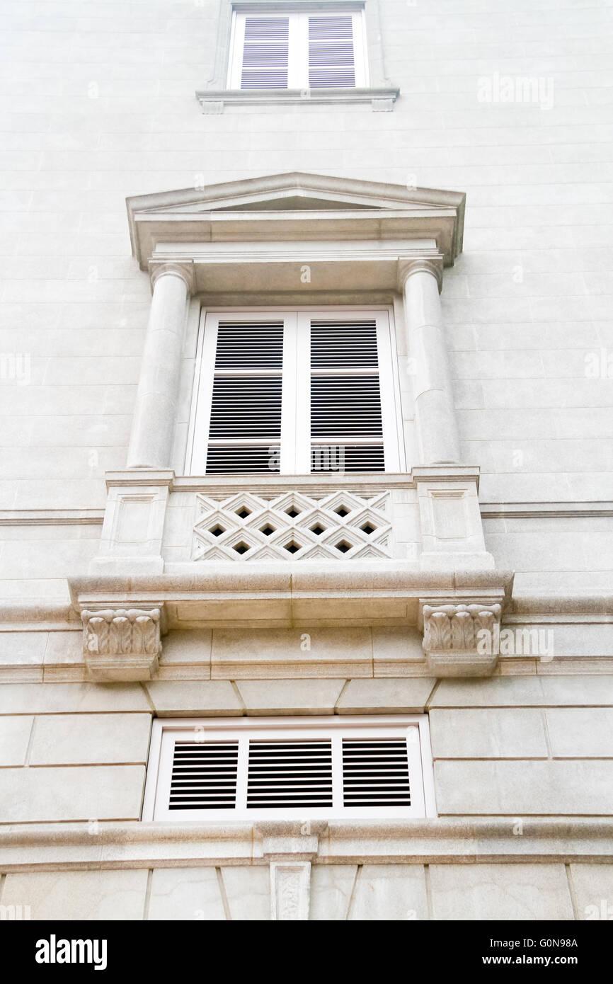 Alte Fenster auf die Betonwand Stockfoto