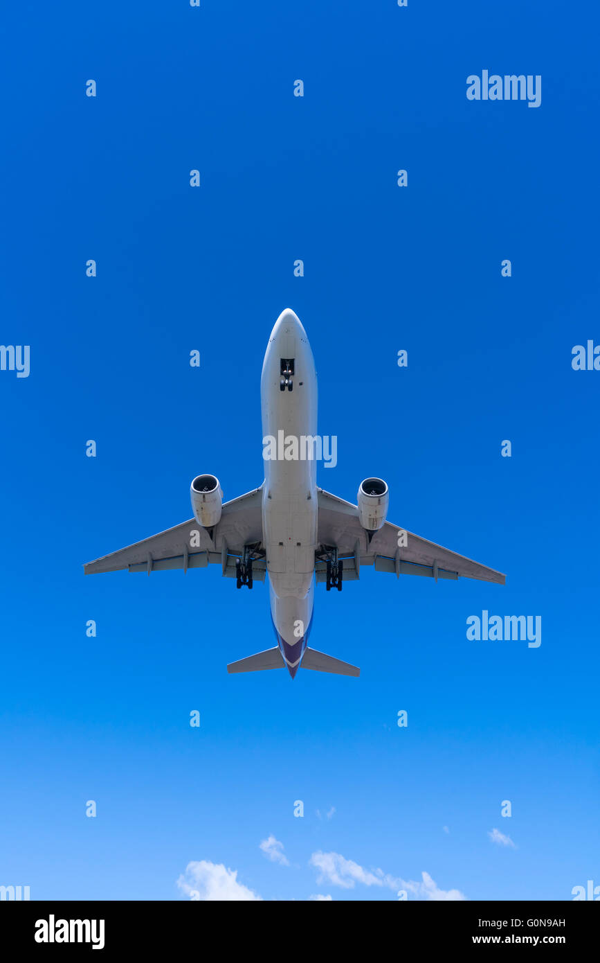 Jet-Passagier-Flugzeug Landung Stockfoto