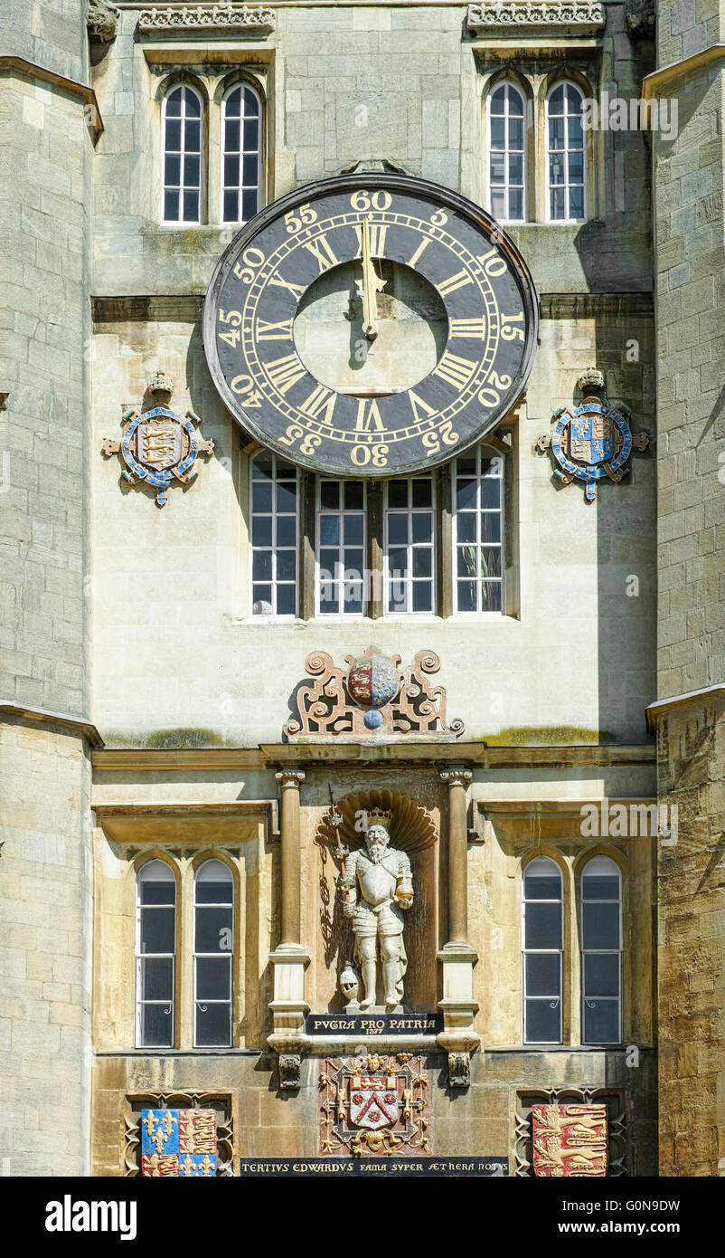 Uhr und Statue von König Edward III auf einem Turm in der Great Court am Trinity College (University of Cambridge, England). Stockfoto