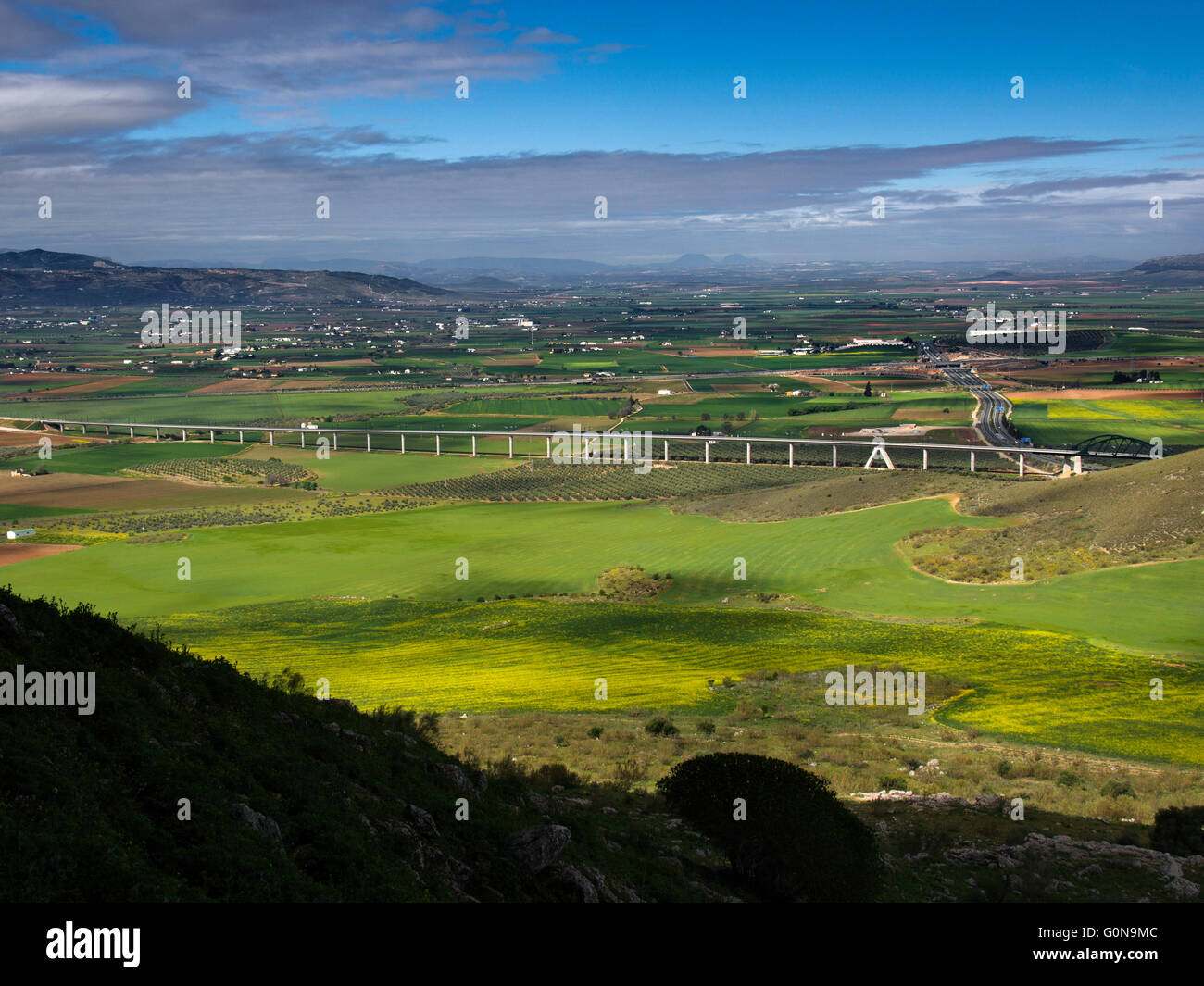 Naturlandschaft und AVE Schienen. Peña de Los Enamorados, Antequera, Malaga Provinz Andalusien Spanien, Europa Stockfoto