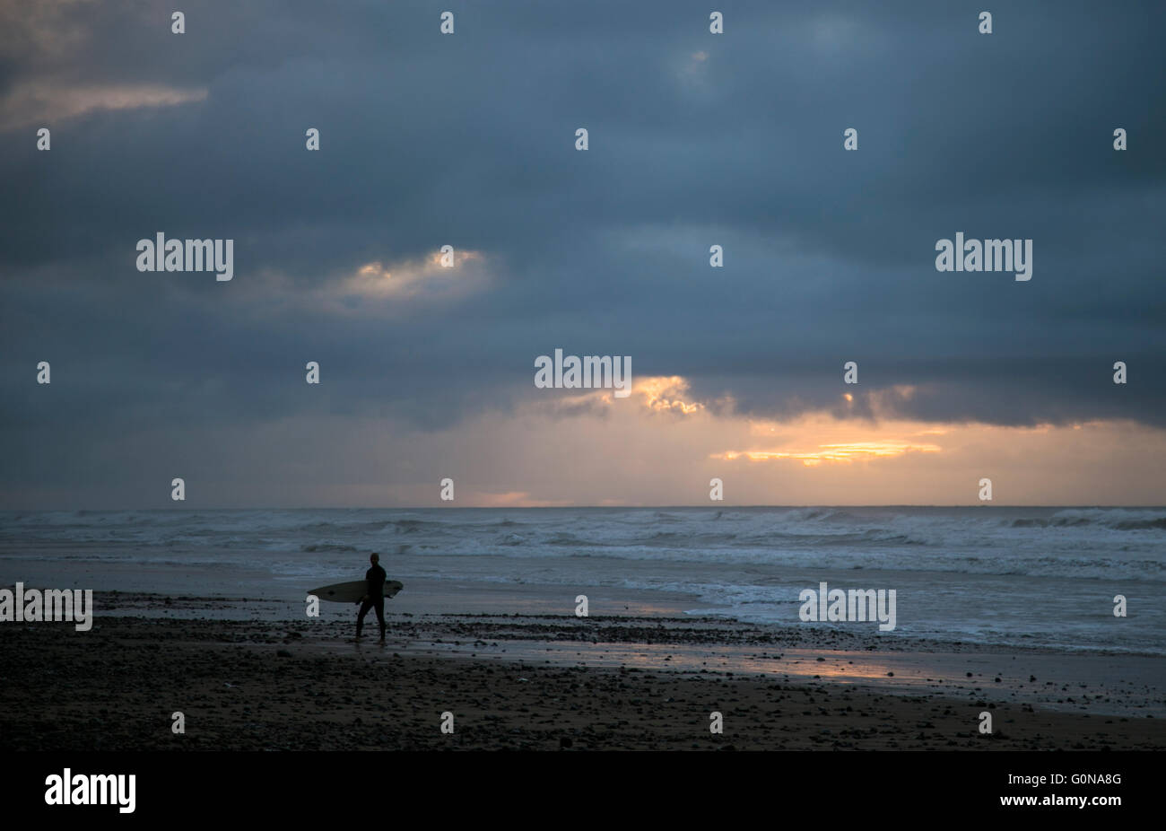 In Sidi Ifni Strand surfen Stockfoto