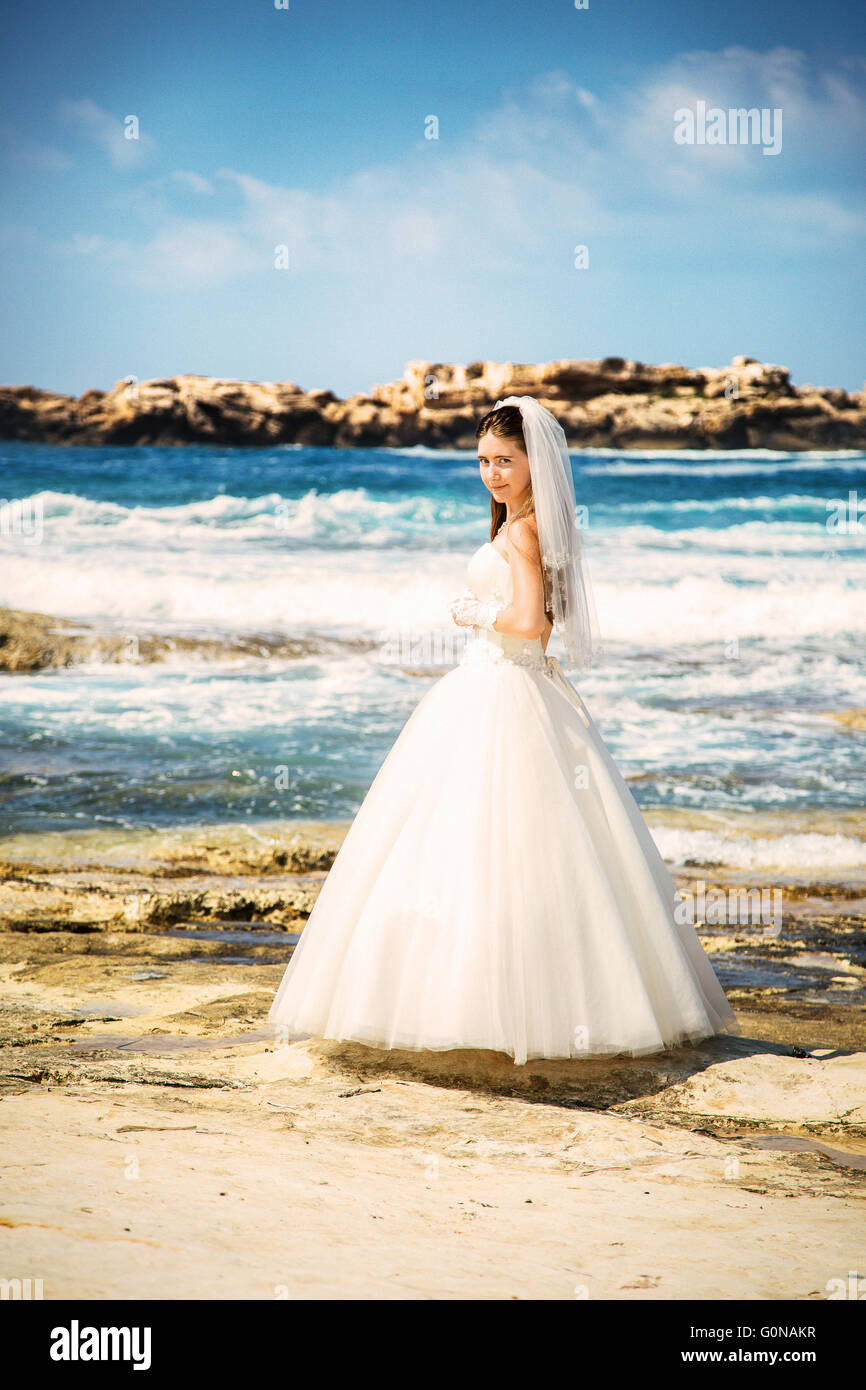 Glücklich schöne Frau im weißen Brautkleid am Strand im Paradies. Luxus-Resort-Urlaub. Zypern Stockfoto