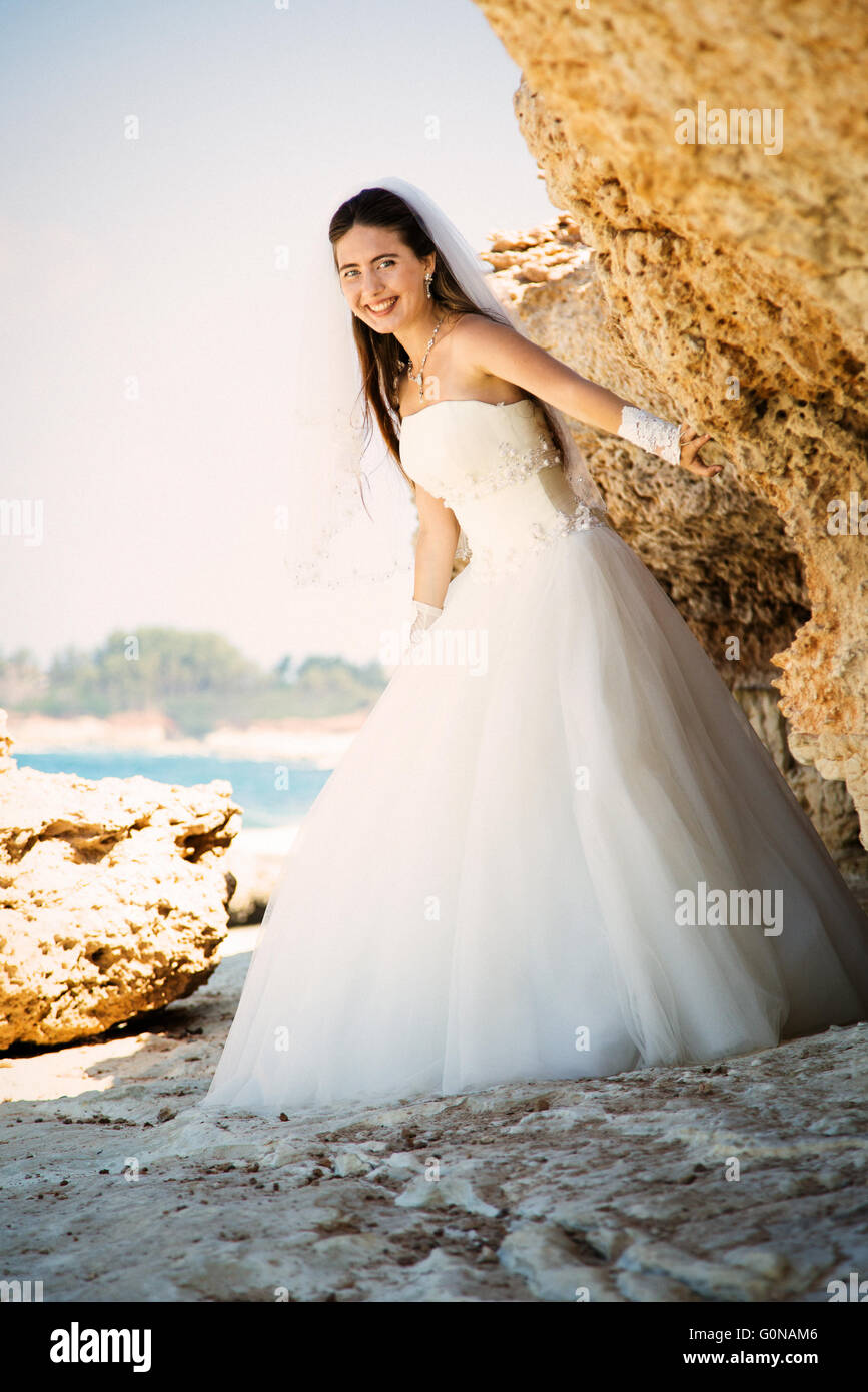 Glücklich schöne Frau im weißen Brautkleid am Strand im Paradies. Luxus-Resort-Urlaub. Stockfoto