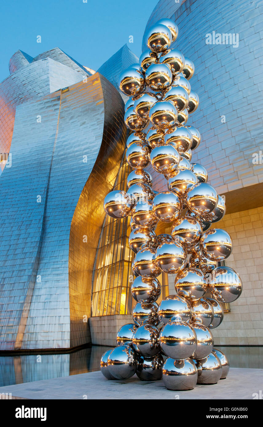 Guggenheim Museum, Bilbao, Spanien, Plastik von Anish Kapoor, Architekt: Frank Gehry Stockfoto