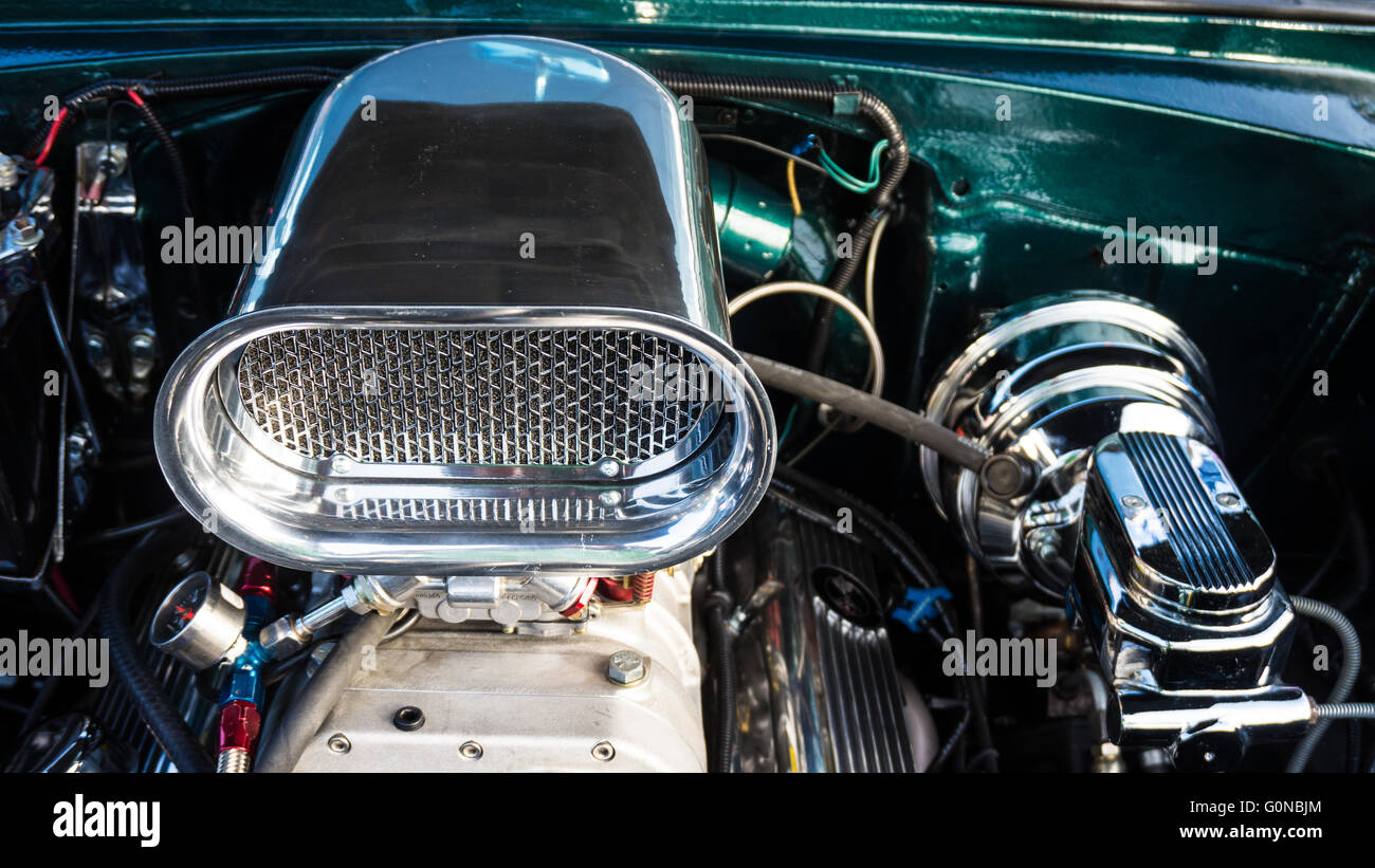Nahaufnahme eines Lufteinlass auf Motor mit einem Oldtimer auf der Auto Show in Langley, BC, Kanada Stockfoto