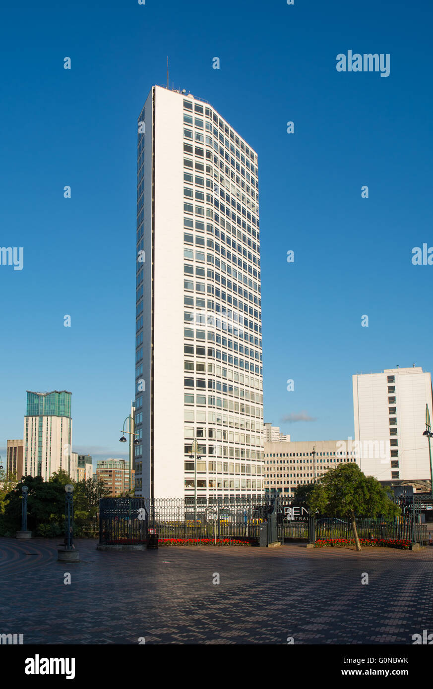 hoch und schmal Bürohaus, bekannt als der Alpha-Turm im Zentrum von Birmingham, UK Stockfoto