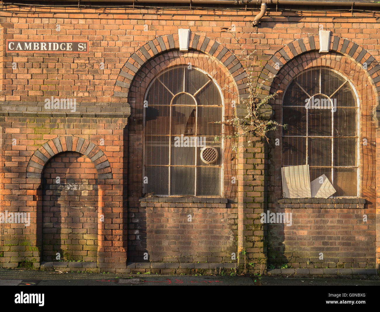 Wand von einem alten Industriegebäude in Cambridge Street, Wolverhampton Stockfoto