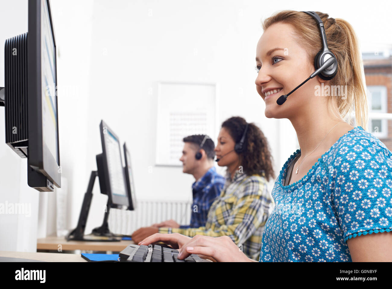 Weibliche Kunden Service Agent im Call-Center Stockfoto