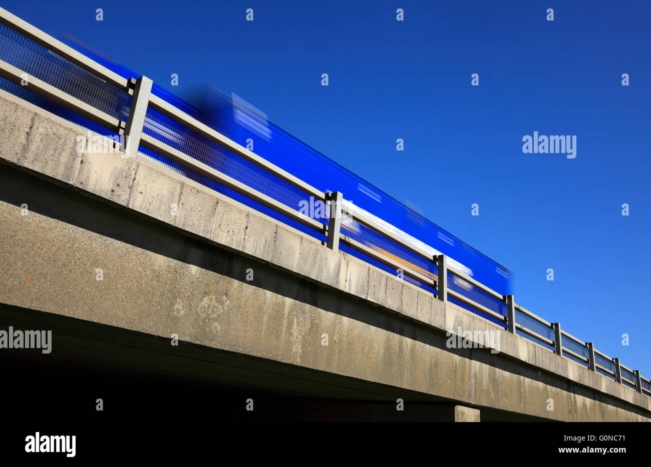 Schwerlastfahrzeug vorbei oben auf einer Überführung vor blauem Himmel. Stockfoto
