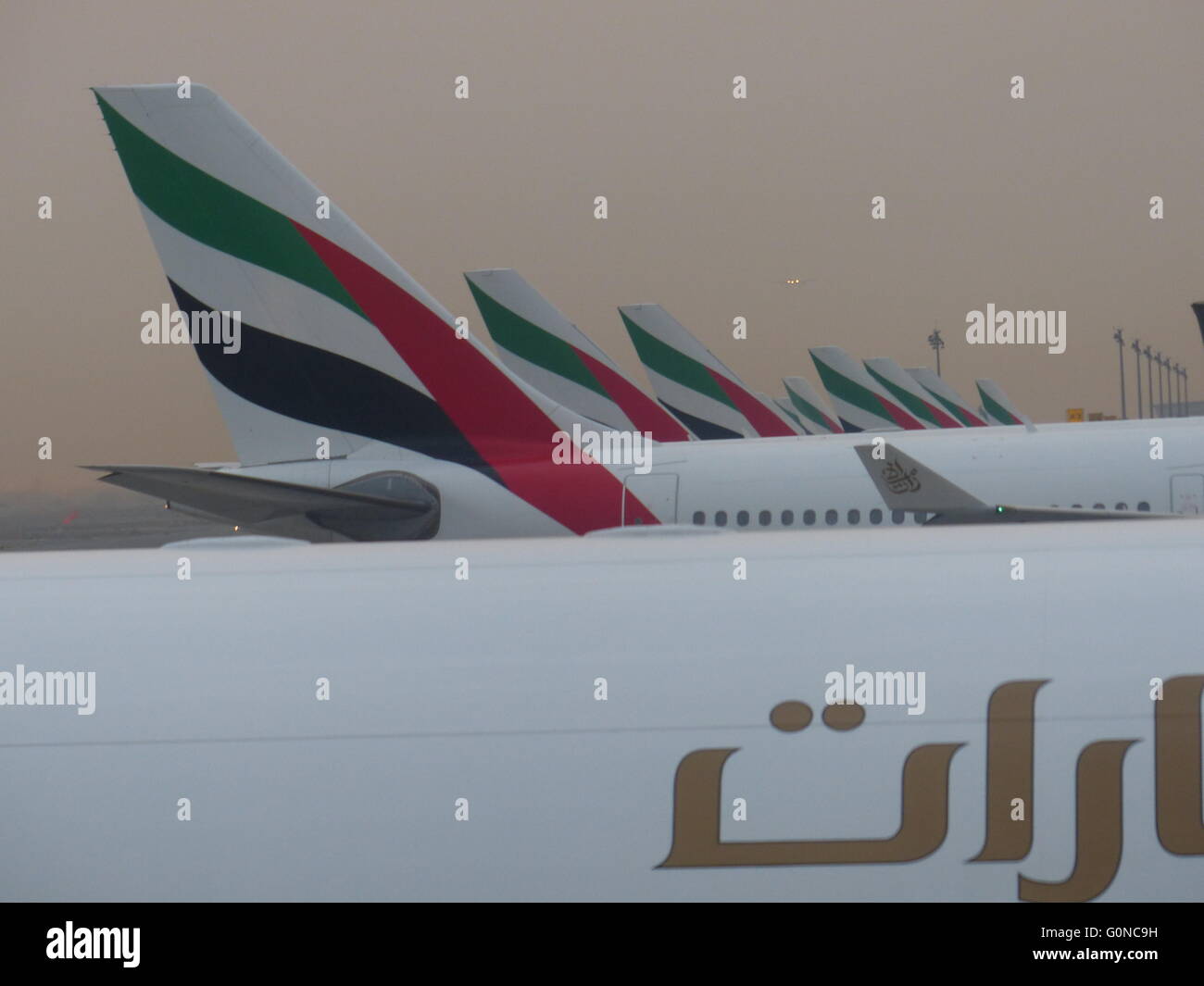 Vereinigte Arabische Emirate - Dubai International Airport (DXB). Boeing 777-300 Emirates Airline Flugzeuge vorbereitet Stockfoto