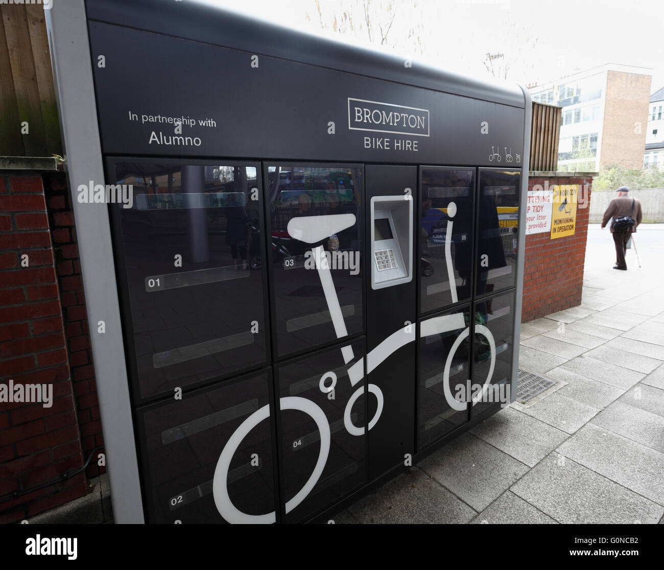 Brompton Bike Verleih am Busbahnhof Norwich, UK. Stockfoto