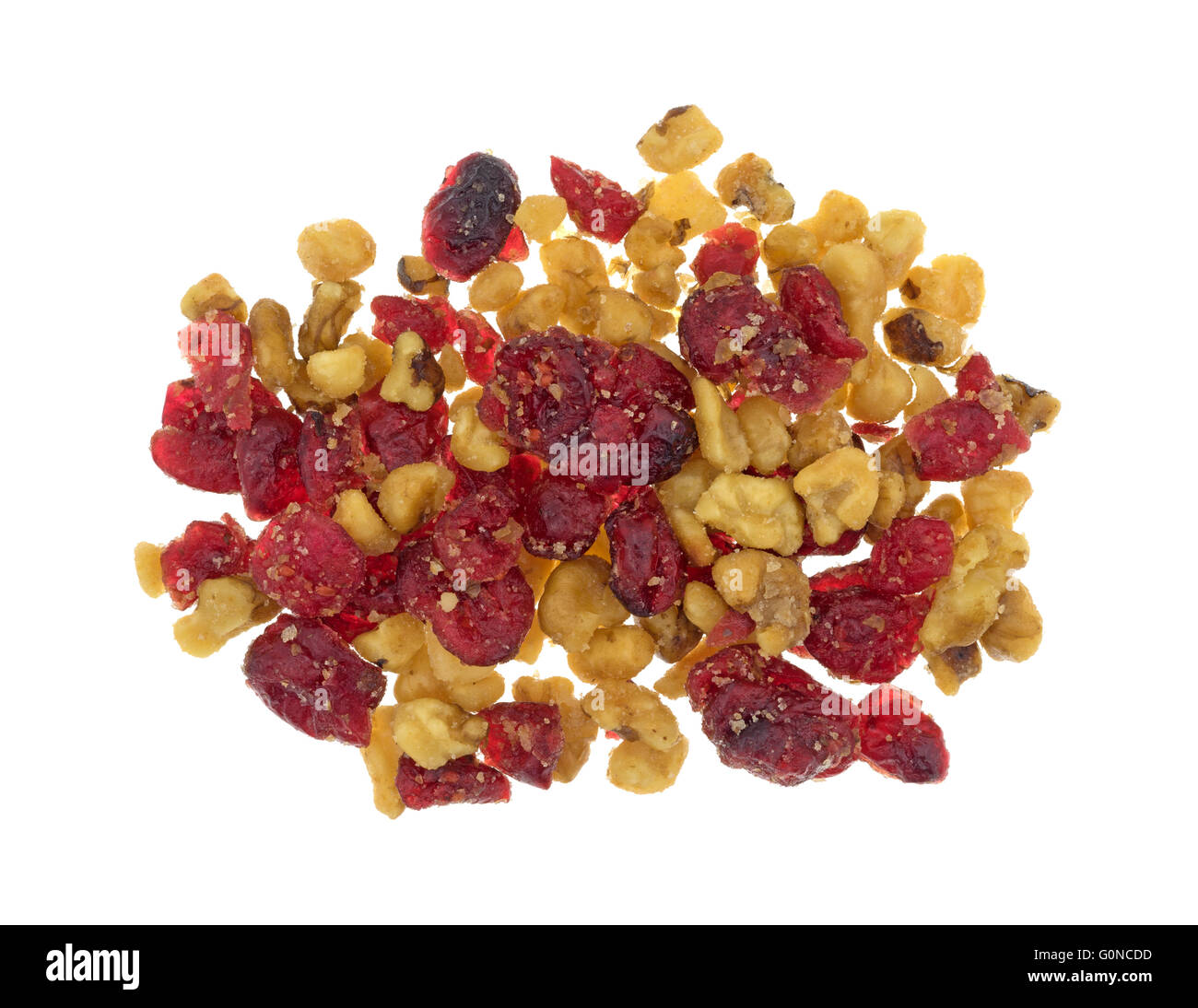 Draufsicht eines Teils von Cranberries und Walnüssen isoliert auf einem weißen Hintergrund. Stockfoto