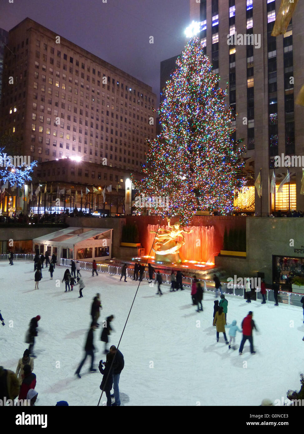 New York City, das Rockefeller Center Eis-Eisbahn mit Weihnachtsbaum Stockfoto
