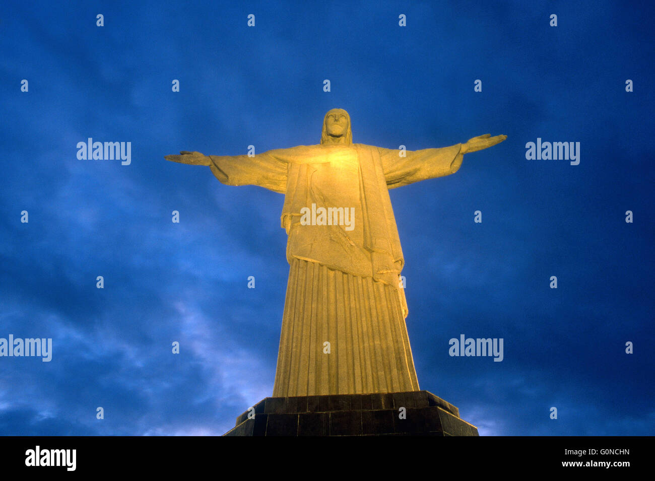 Christus-Statue von Heitor da Silva Costa entworfen und fertiggestellt im Jahre 1931 mit Blick auf Rio De Janeiro, Brasilien. Stockfoto