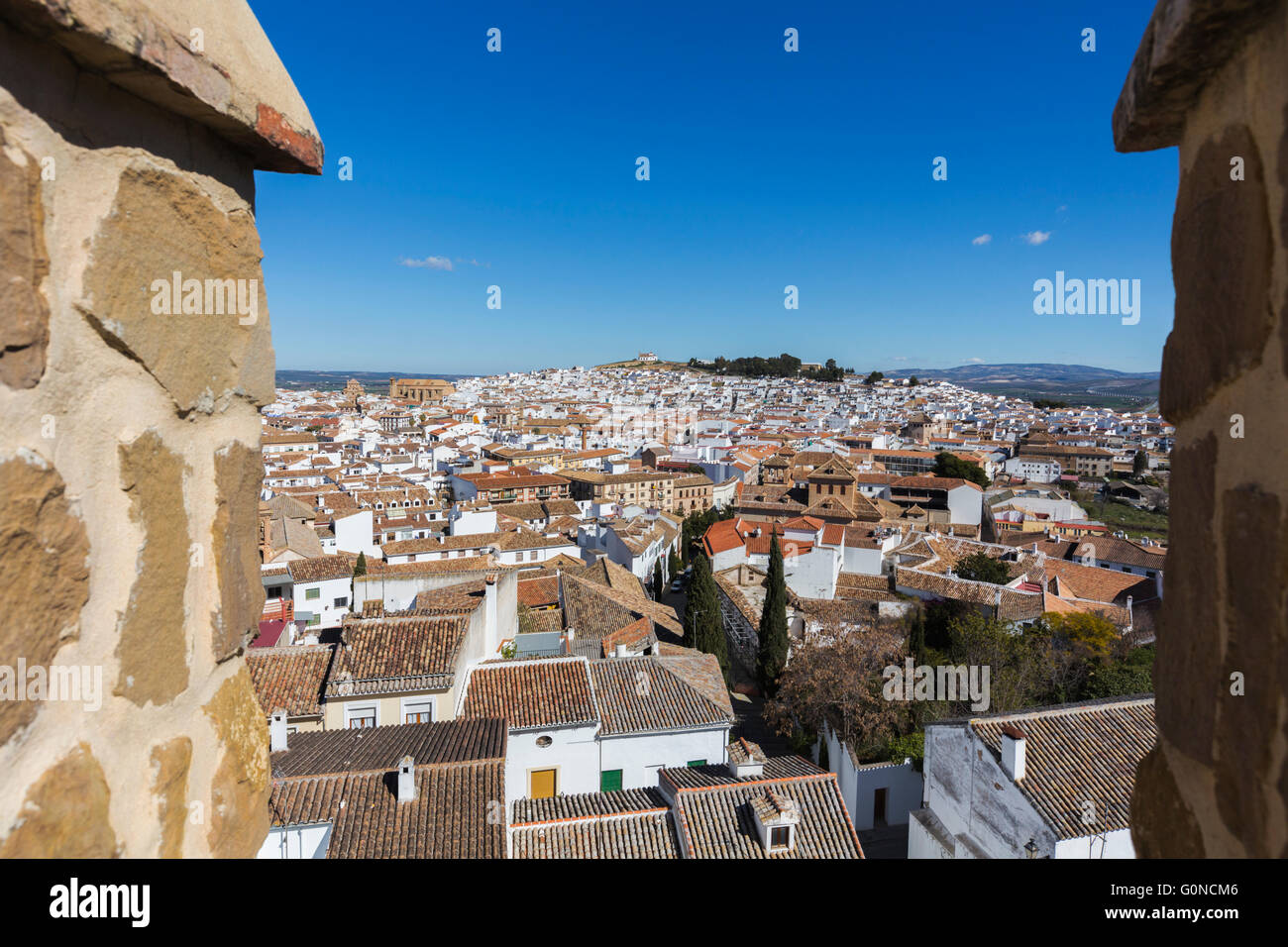 Antequera, Provinz Malaga, Andalusien, Südspanien.  Die Stadt von Zinnen der Alcazaba, die Burg oder Schloss zu sehen Stockfoto
