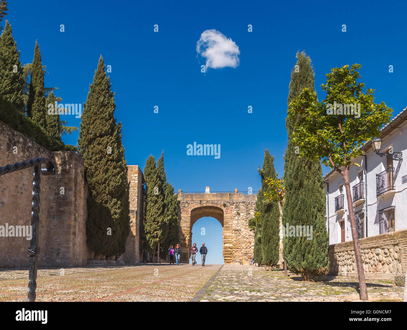 Antequera, Provinz Malaga, Andalusien, Südspanien.  Arco de Los Gigantes (Bogen der Riesen) innerhalb der Alcazaba aus gesehen Stockfoto