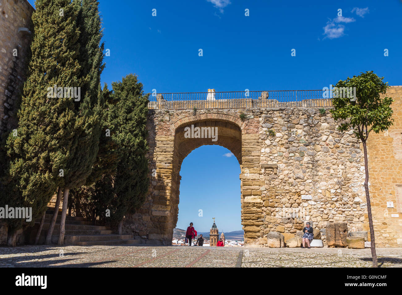 Antequera, Provinz Malaga, Andalusien, Südspanien.  Arco de Los Gigantes (Bogen der Riesen) innerhalb der Alcazaba aus gesehen Stockfoto