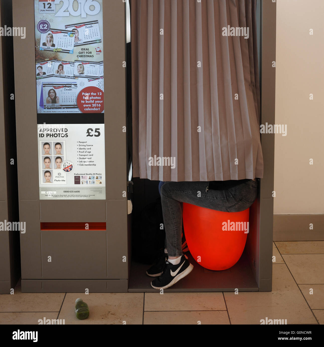 Junger Mensch in einem Foto-mir Foto stand dabei ihr eigenes Bild. Stockfoto