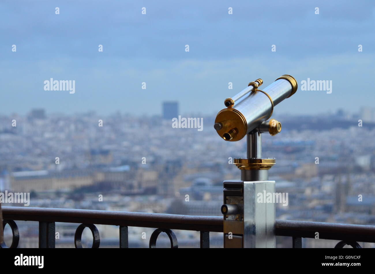 Eiffel Turm Teleskop mit Blick auf Paris Stockfoto