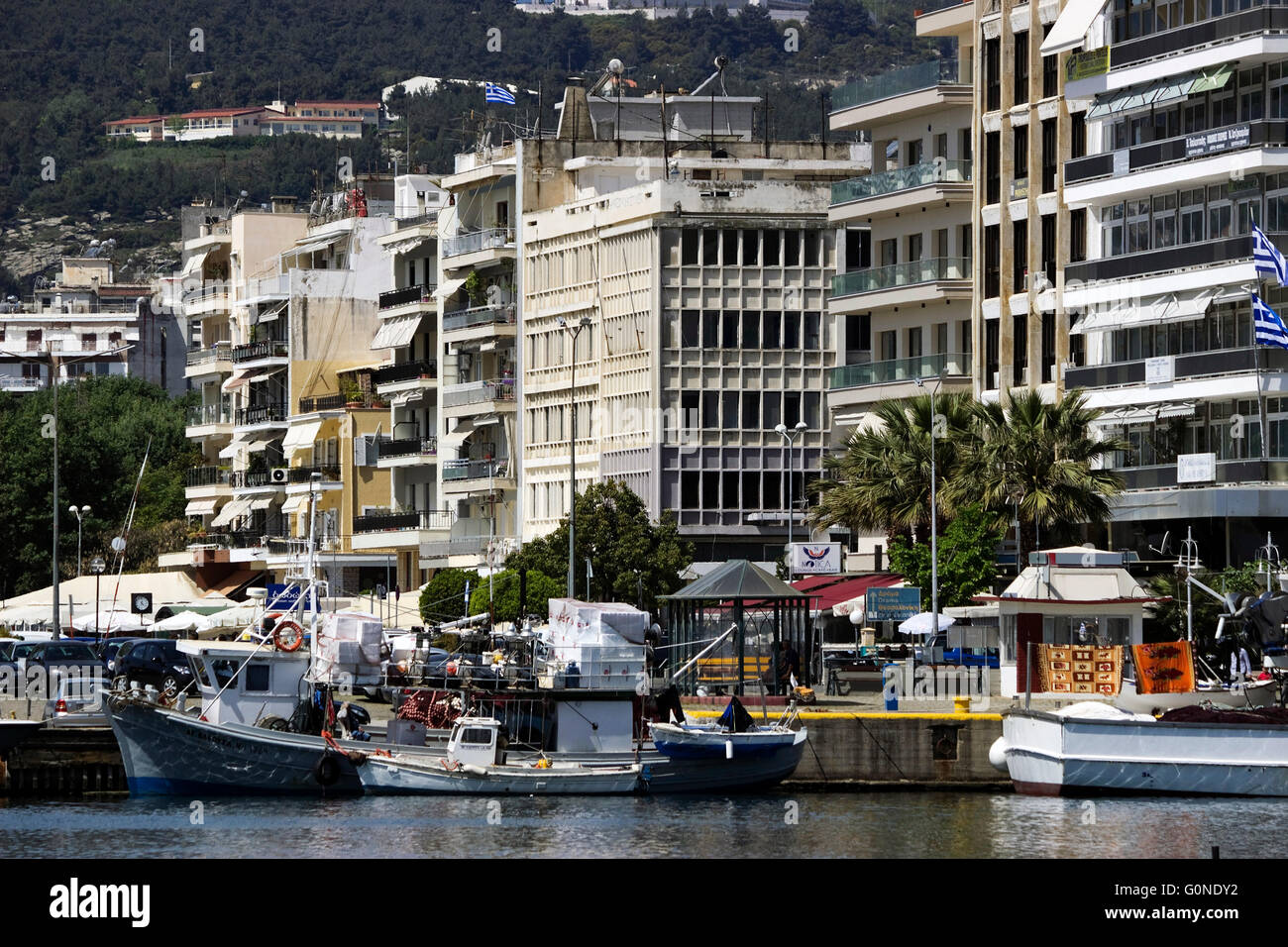 Trawler Fischerboote verankert an der Anlegestelle der Stadt Kavala. Stockfoto