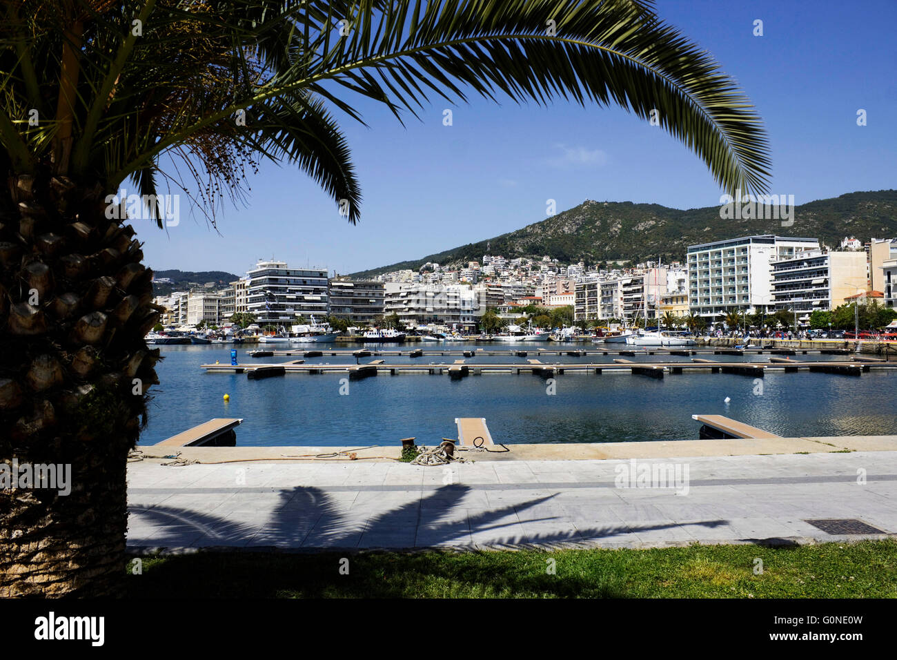 Kavala oder Neapolis Stadtpromenade mit großen schattigen Palmen Bäume Blick Stockfoto