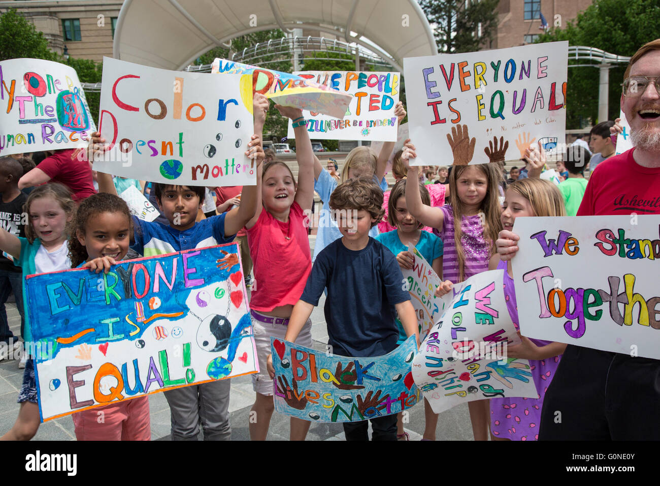Asheville, North Carolina - Öffentlichkeit Schülerinnen und Schüler von Isaac Dickson Elementary School beteiligen sich an einer Kundgebung gegen Rassismus. Stockfoto