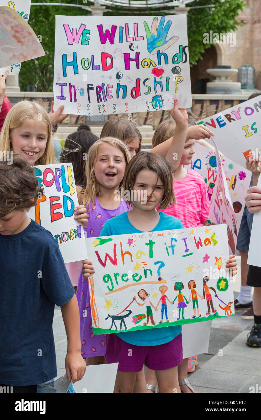 Asheville, North Carolina - Öffentlichkeit Schülerinnen und Schüler von Isaac Dickson Elementary School beteiligen sich an einer Kundgebung gegen Rassismus. Stockfoto