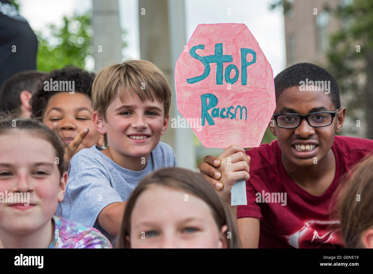 Asheville, North Carolina - Öffentlichkeit Schülerinnen und Schüler von Isaac Dickson Elementary School beteiligen sich an einer Kundgebung gegen Rassismus. Stockfoto