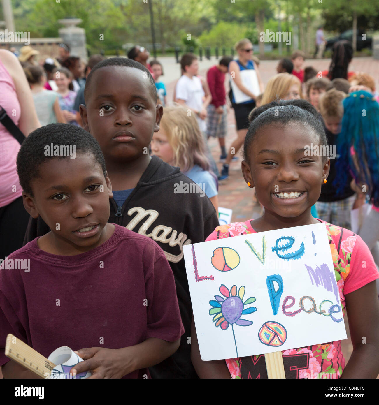 Asheville, North Carolina - Öffentlichkeit Schülerinnen und Schüler von Isaac Dickson Elementary School beteiligen sich an einer Kundgebung gegen Rassismus. Stockfoto