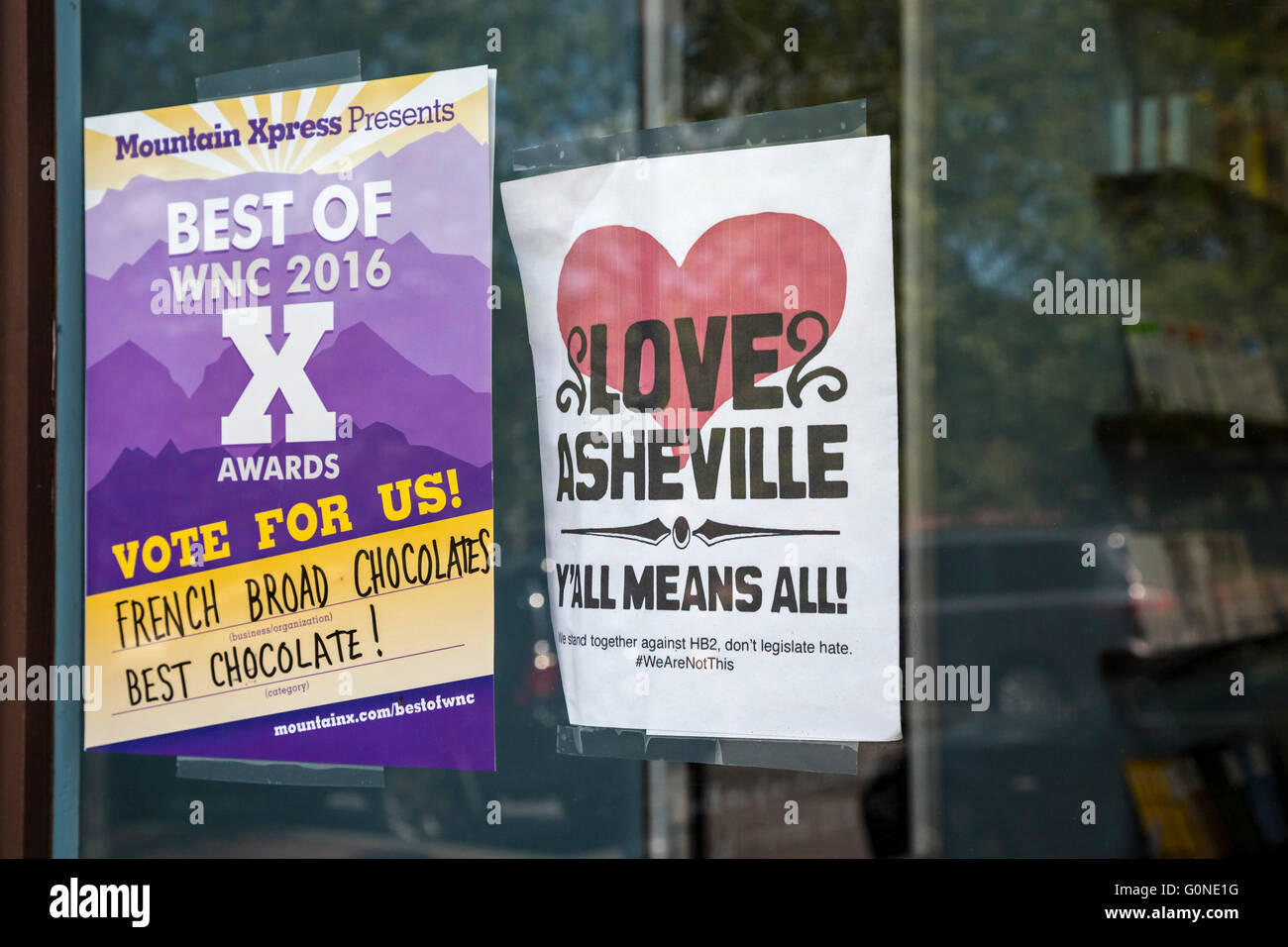 Asheville, North Carolina - ein Zeichen im Fenster ein Innenstadt-Store gegen North Carolina HB2 Gesetzgebung. Stockfoto