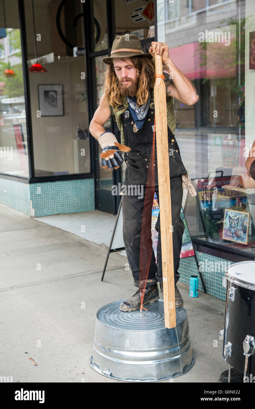 Asheville, North Carolina - spielt eine Krug-Band für Spenden auf eine Straße in der Innenstadt. Stockfoto