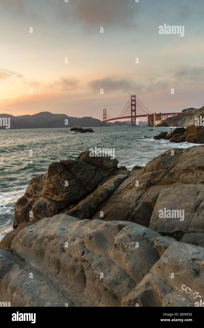 Golden Gate Bridge bei Sonnenuntergang erschossen von Baker Beach. Stockfoto