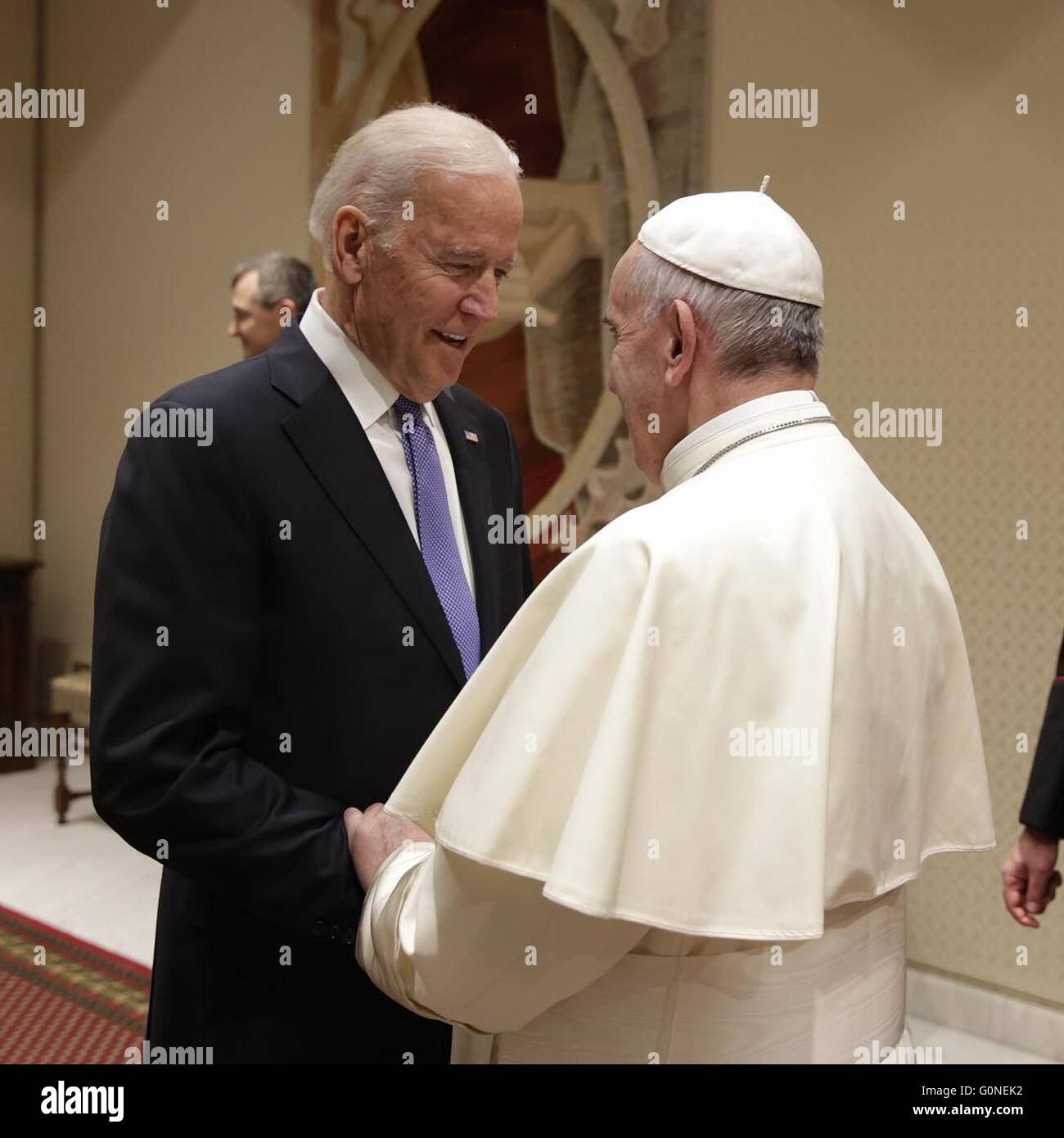 Francis Papst grüßt US-Vizepräsident Joe Biden nach liefern Hinweise auf Krebs auf des Vatikans International Conference on Regenerationsmedizin 29. April 2016 in der Vatikanstadt. Stockfoto