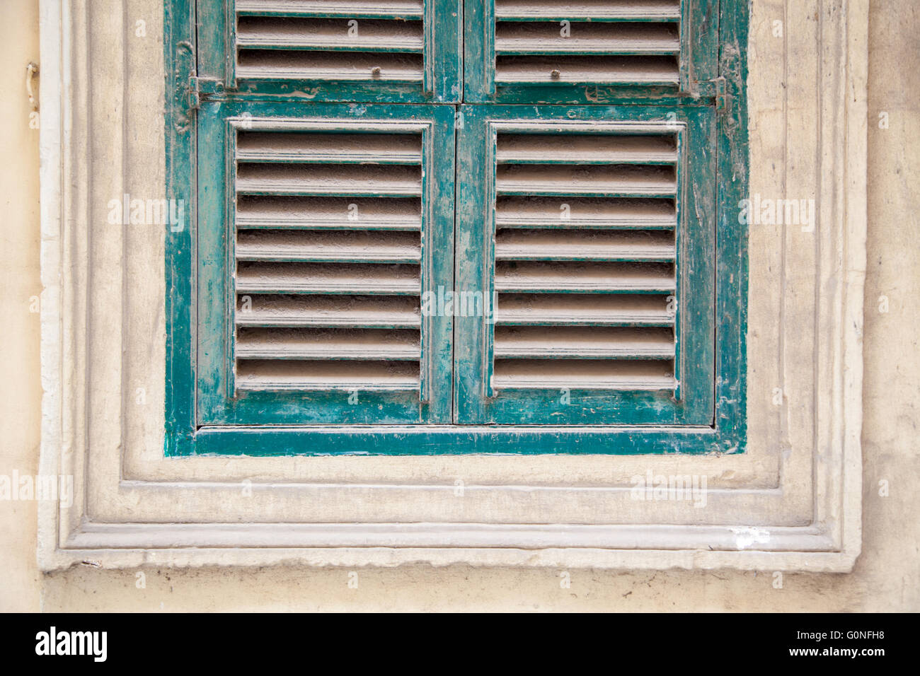 Grünes Fenster mit verwitterten Holzplatten gemacht Stockfoto