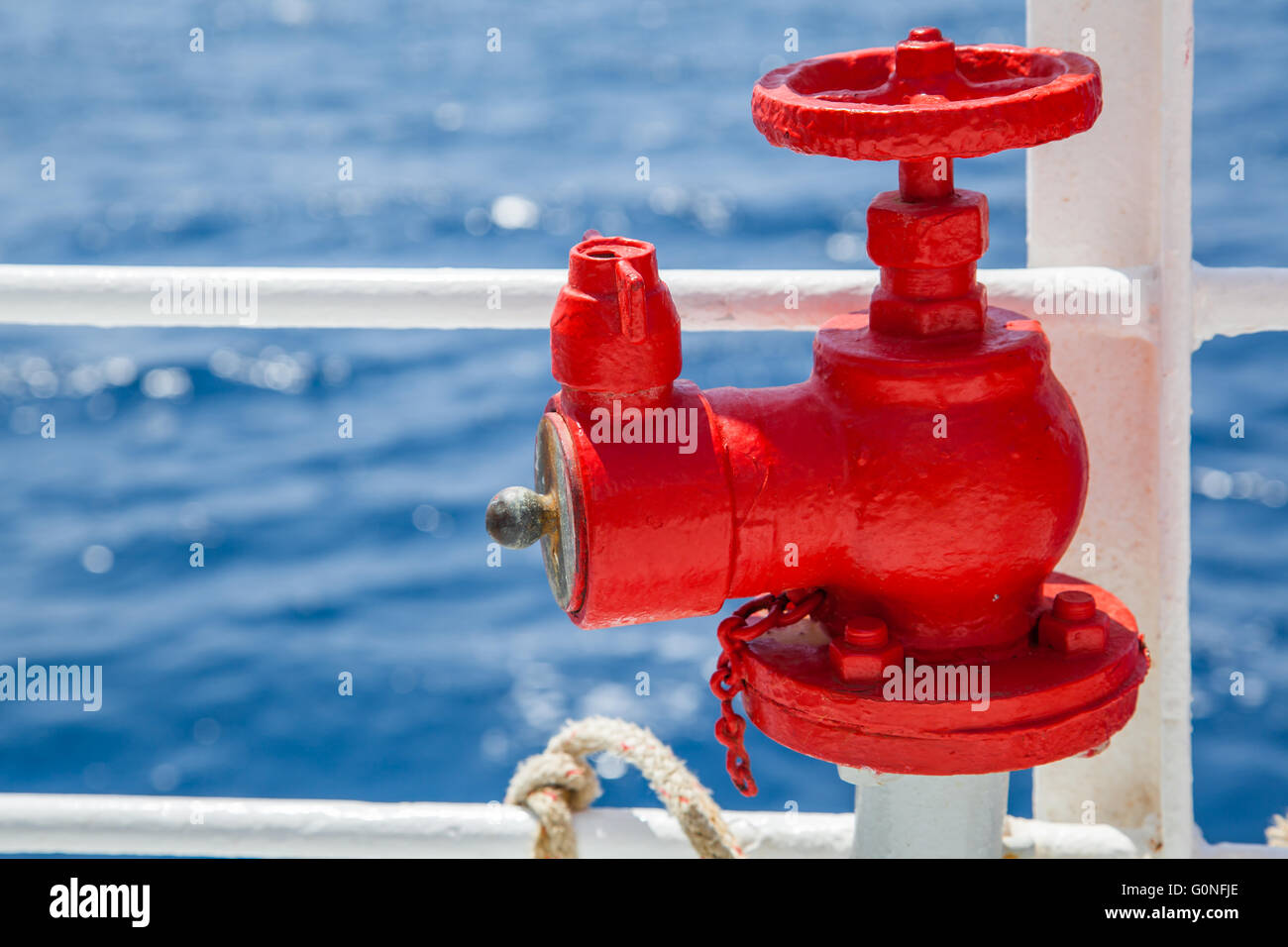 Roten Feuerlöscher mit Rohrverbinder auf einem Boot Stockfoto