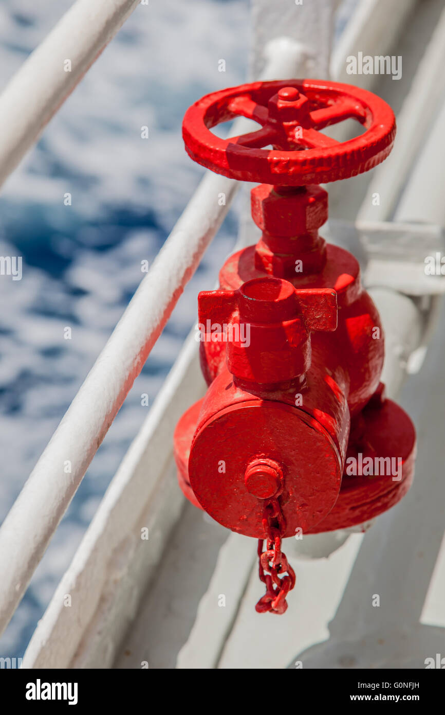 Roten Feuerlöscher mit Rohrverbinder auf einem Boot Stockfoto