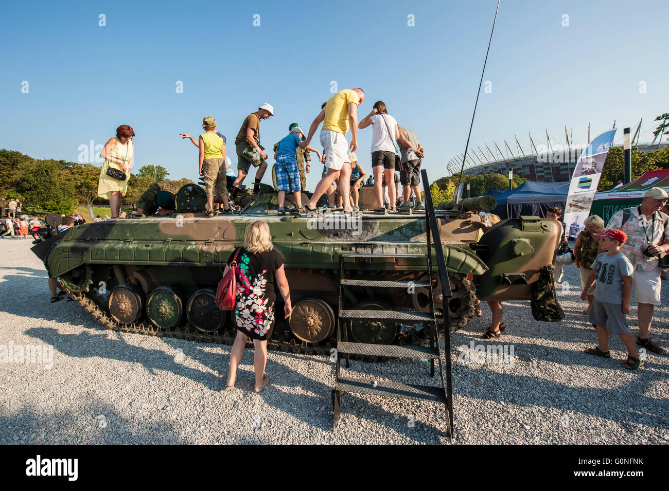 Anzeige von militärischer Ausrüstung und Waffen für die breite Öffentlichkeit im Freien neben dem Nationalstadion in Warschau, Polen. Stockfoto