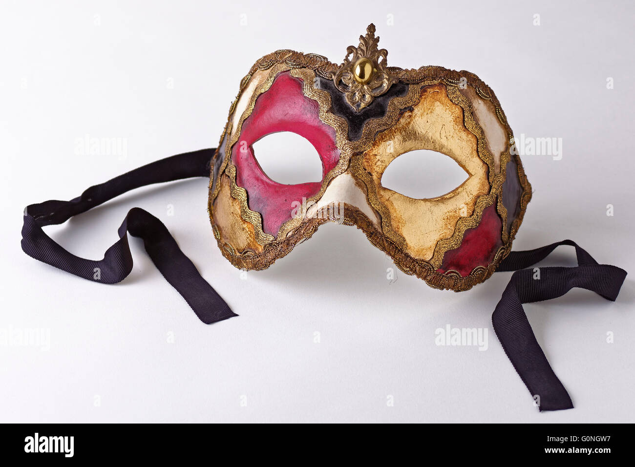 Papier-Maske, bemalt und geschmückt mit Friesen. Venezia. Veneto. Italien. Stockfoto