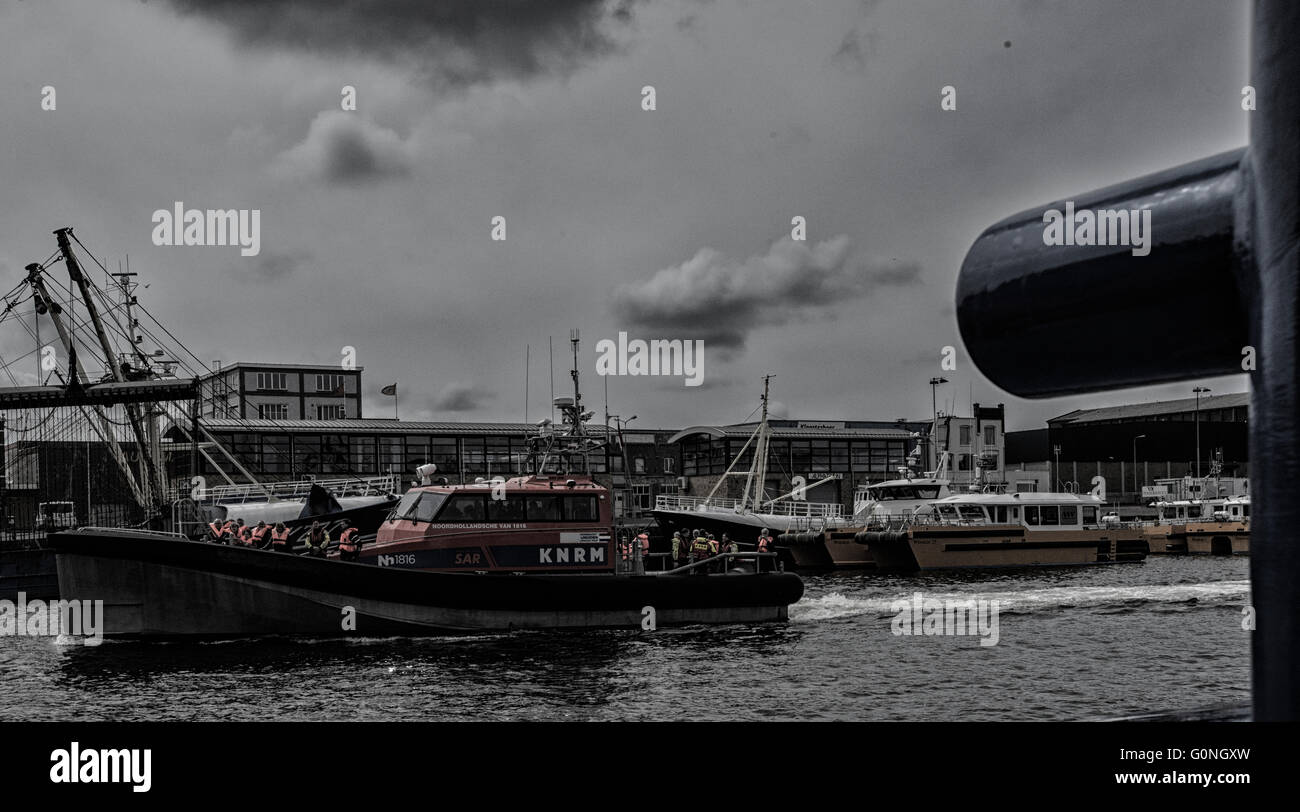 HDR-Aufnahme der KNRM Rettung Schiff im Hafen, mit Poller im Vordergrund Stockfoto