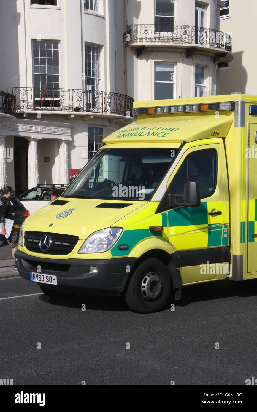 EINE SÜD-OST-KÜSTE-AMBULANZ IM VERKEHR IN BRIGHTON Stockfoto