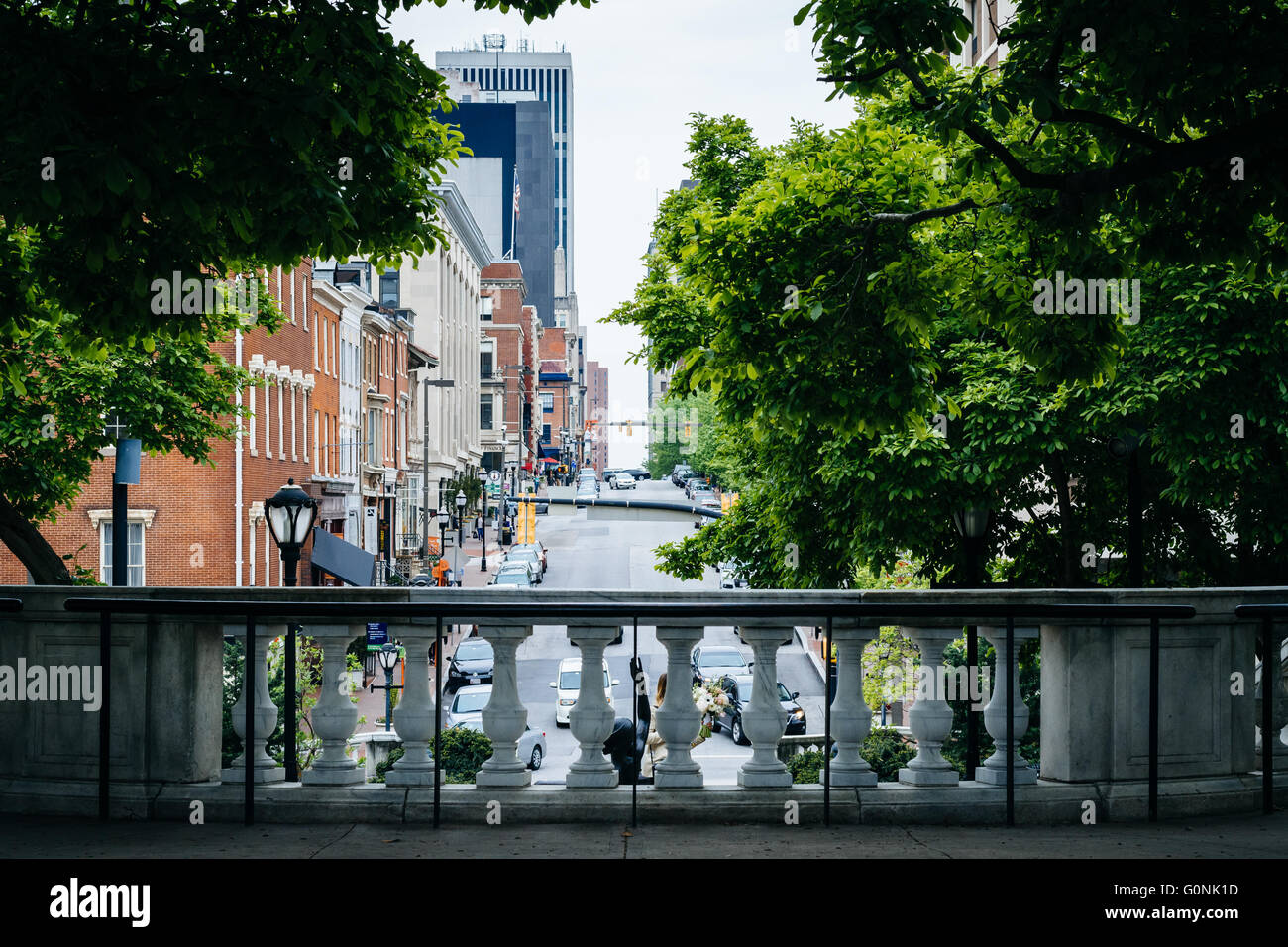 Charles Street, gesehen bei Mount Vernon, in Mount Vernon, Baltimore, Maryland. Stockfoto