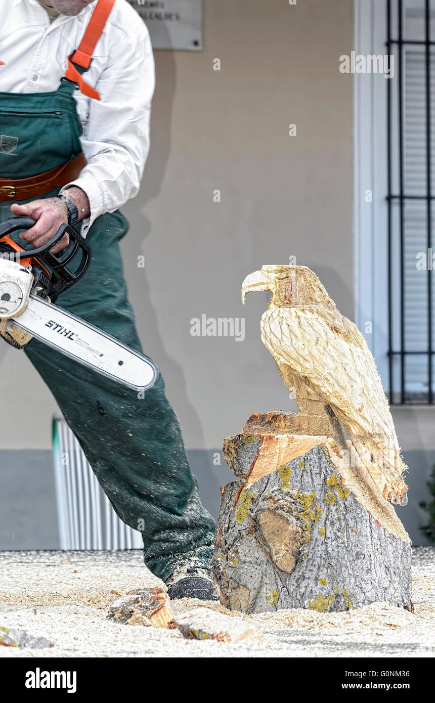 Während der Feestival - Film Dorf, in Drogheda Holzschnitzerei Handwerker ist ein American Eagle über ein Stück Stamm mit einer Kettensäge. Stockfoto