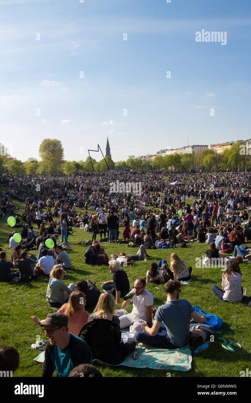 Berlin, Deutschland - 1. Mai 2016: überfüllten Park (Görlitzer Park) in Berlin, Kreuzberg während Maifeiertag / Tag am ersten Tag des m der Arbeit Stockfoto