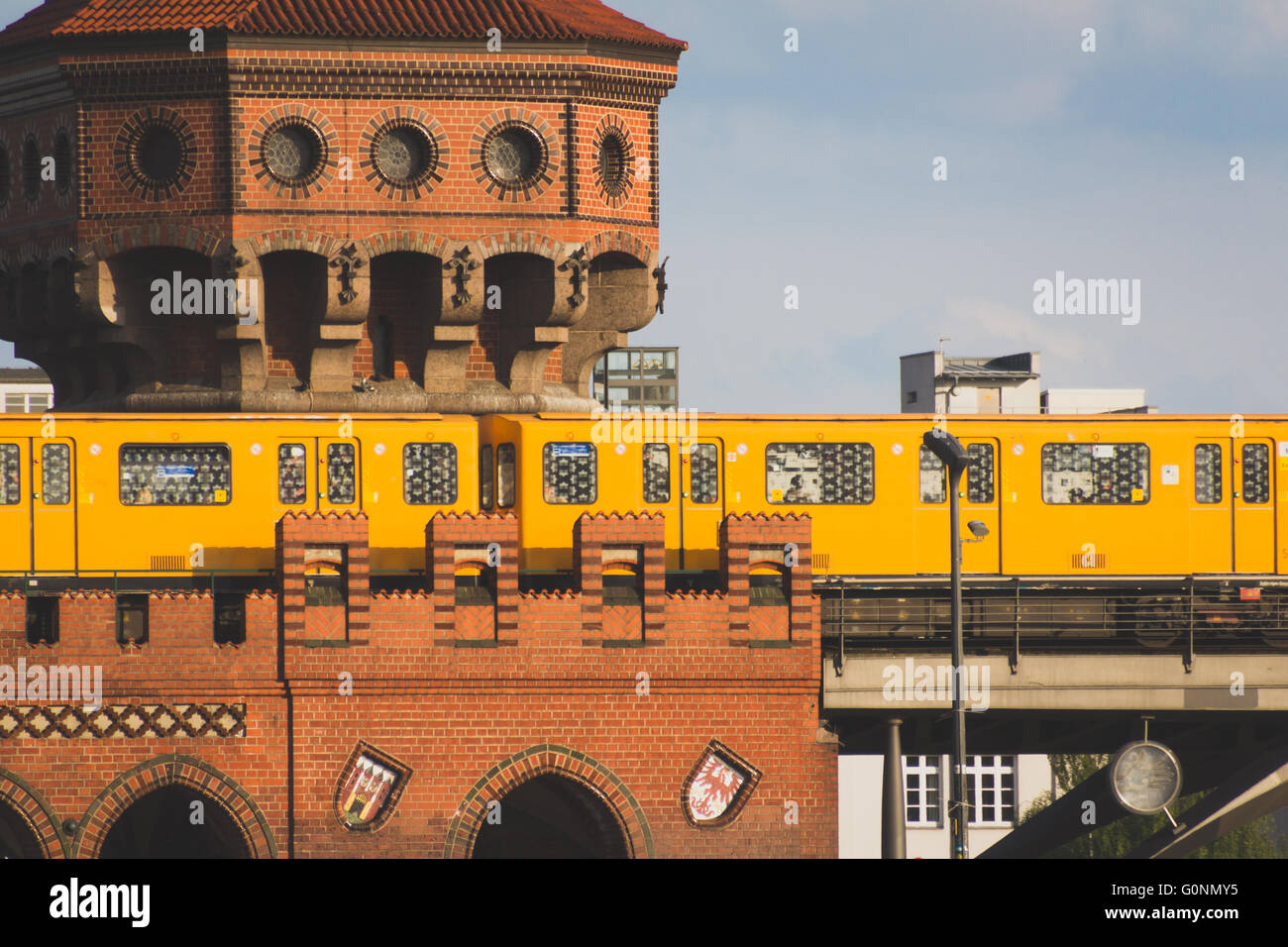 S- / u-Bahn Zug auf der Oberbaumbrücke in Berlin Stockfoto