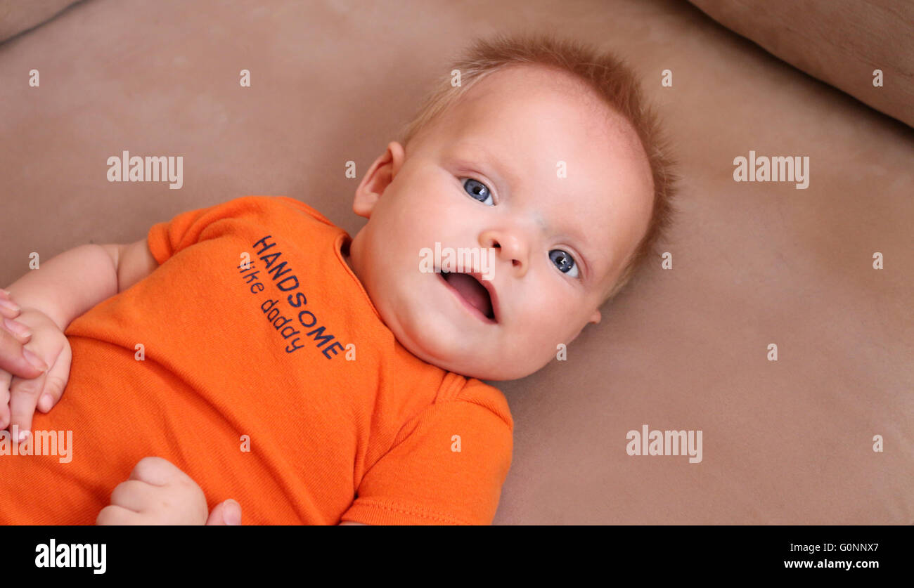 Ein sehr glücklich vier Monate altes Baby Boy lächelnd Stockfoto