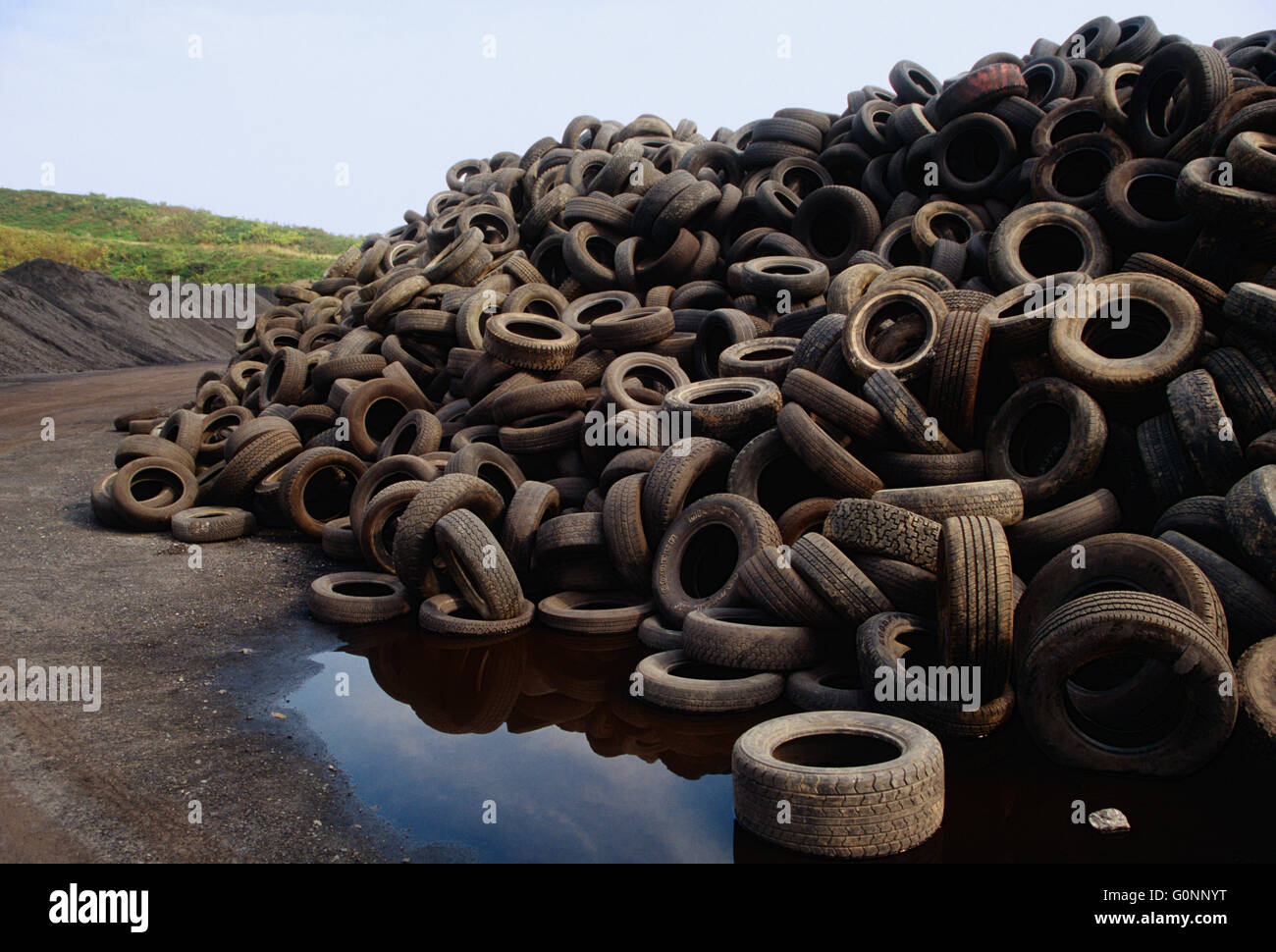 Altreifen werden als Energiequelle in einem Zementwerk in Pennsylvania verbrannt. Stockfoto